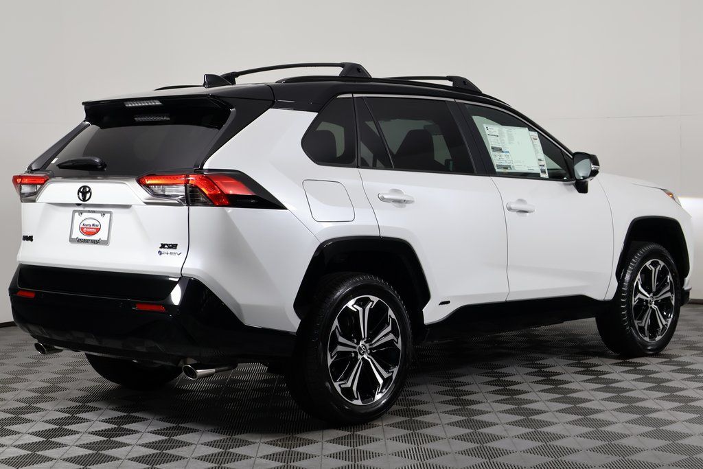 2025 Toyota RAV4 XSE 2