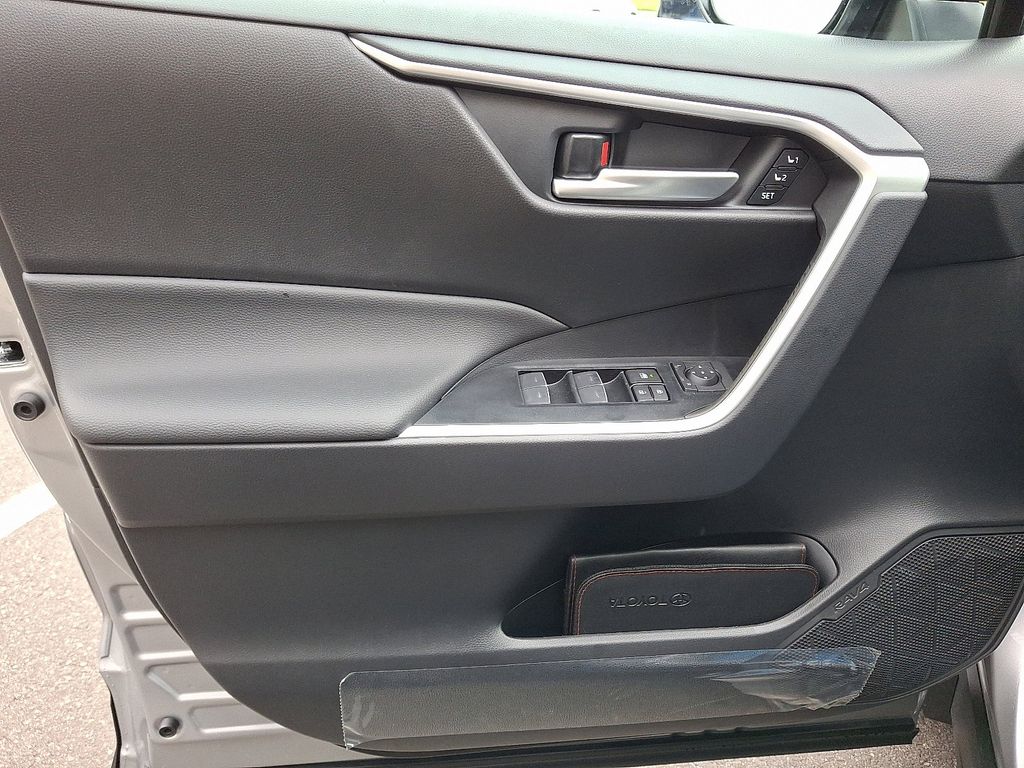 2025 Toyota RAV4 XLE Premium 8