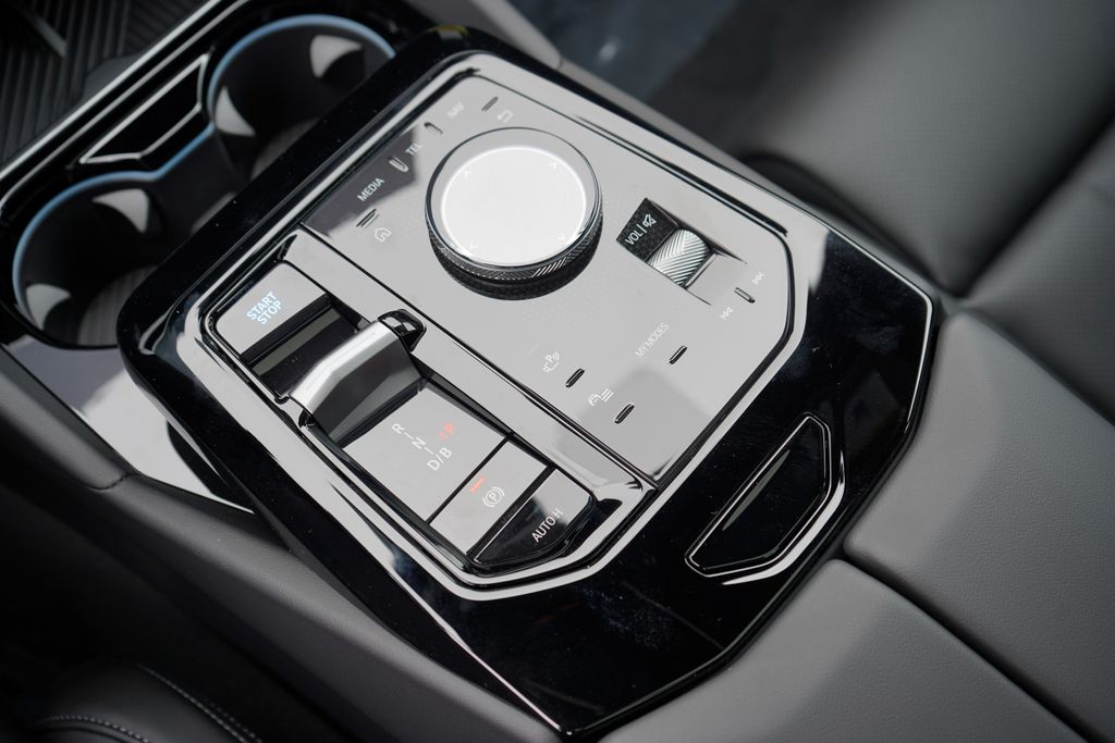 Thumbnail: 2025 BMW i5 - 19