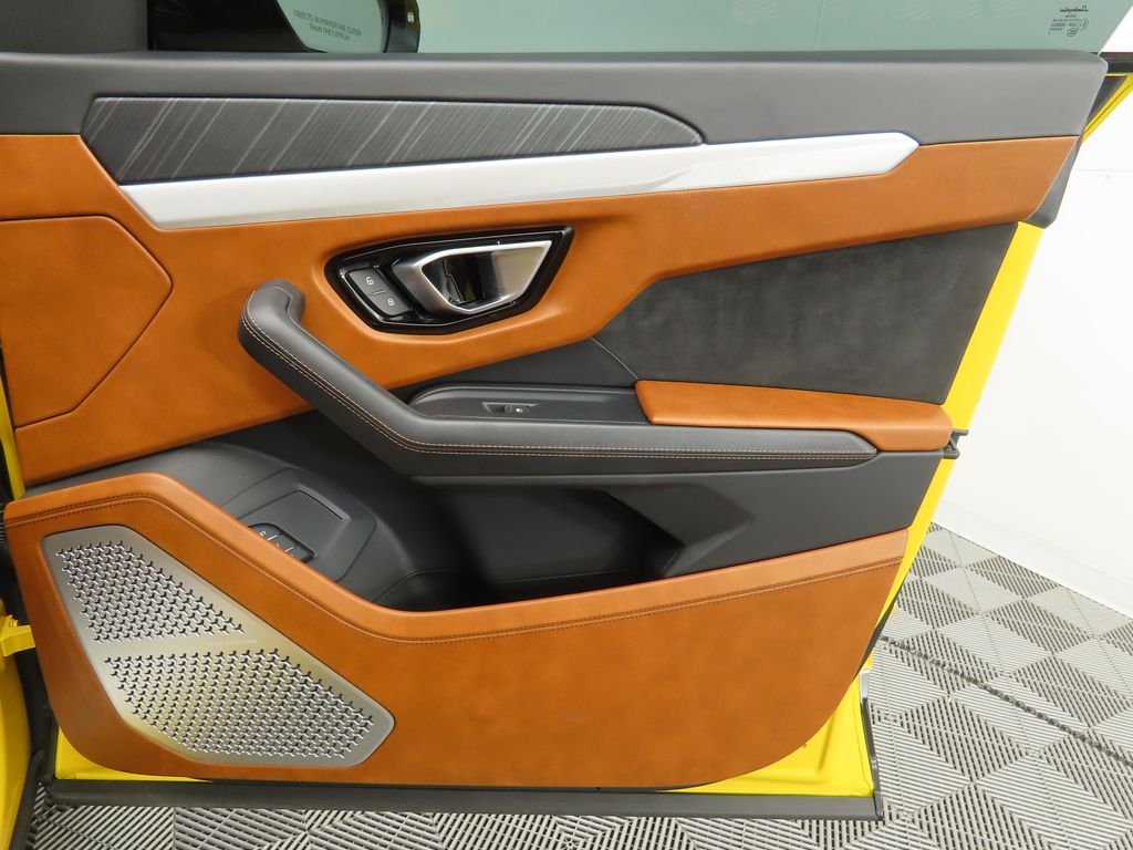 Thumbnail: 2019 Lamborghini Urus - 25