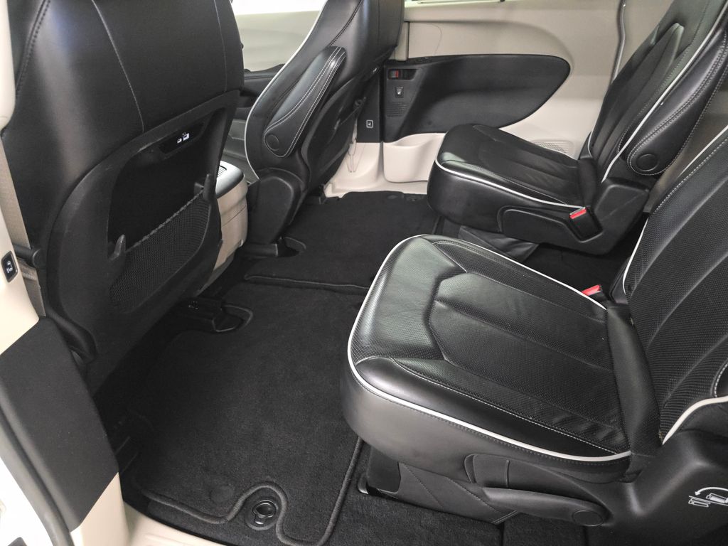 Used 2023 White Chrysler Limited image 20