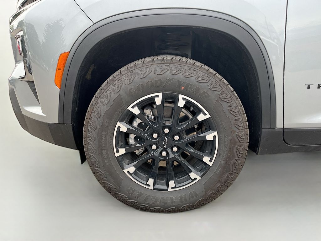 Used 2025 Gray Chevrolet Z71 image 33