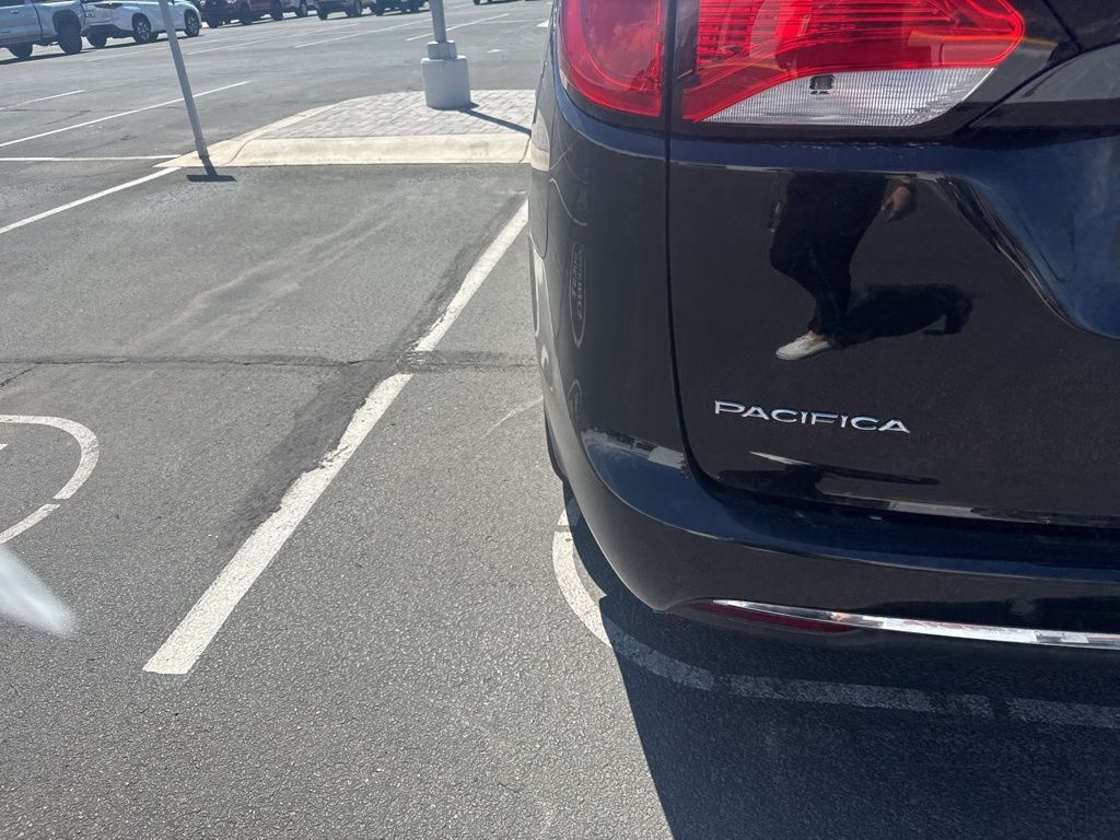 Thumbnail: 2017 Chrysler Pacifica - 3
