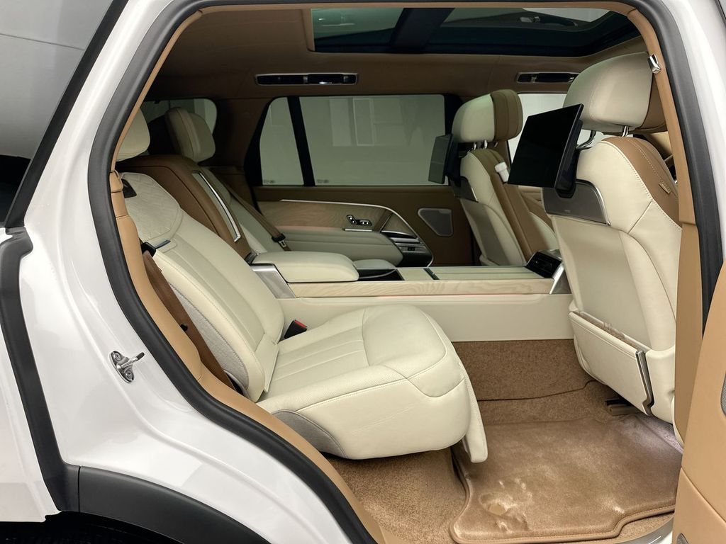 2025 Land Rover Range Rover SV 5