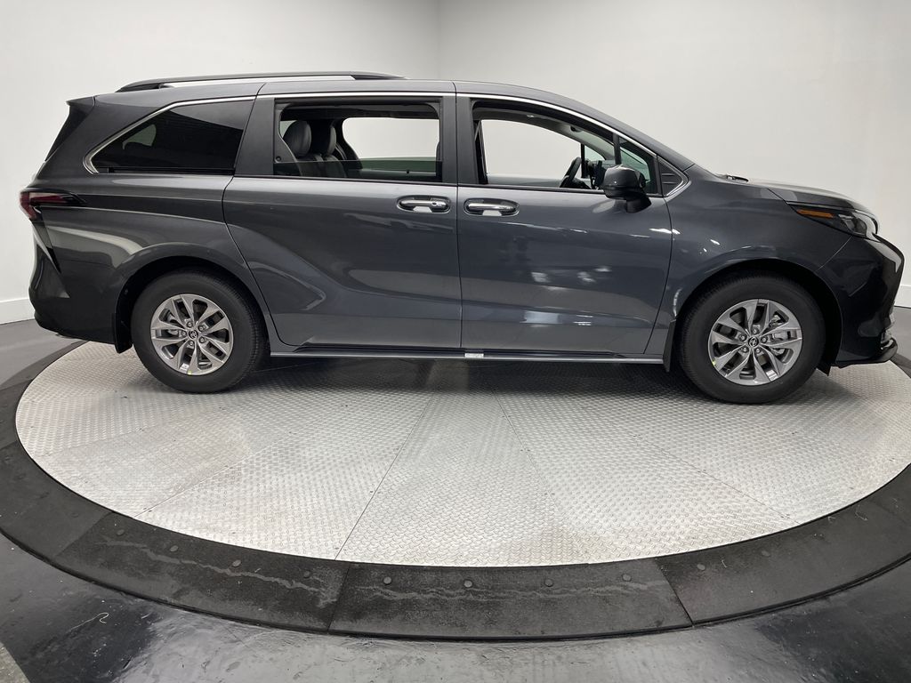 Thumbnail: 2025 Toyota Sienna - 4