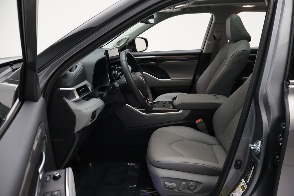 Thumbnail: 2025 Toyota Highlander - 14