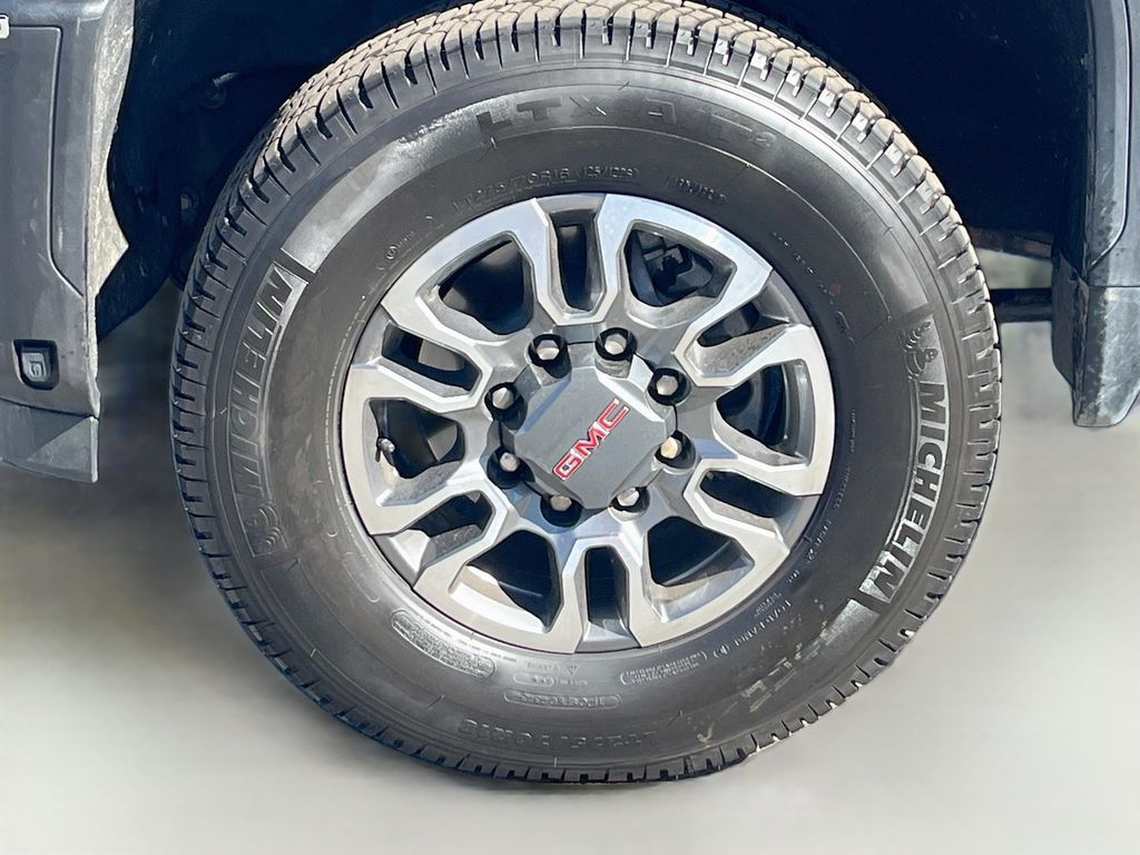 Used 2025 White GMC SLT image 33