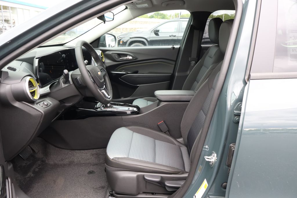 2025 Chevrolet Trax LT 13