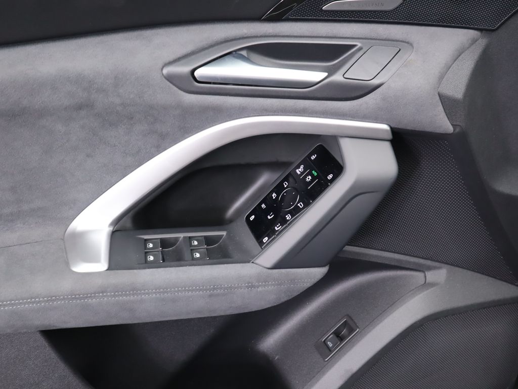 2025 Audi SQ5  25