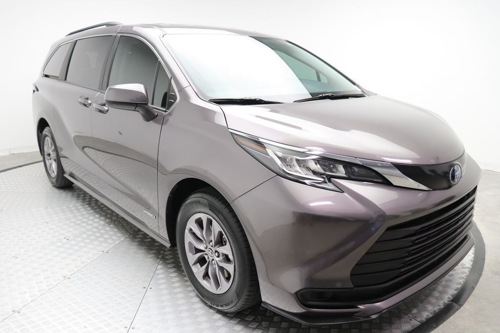 2024 Toyota Sienna LE 6