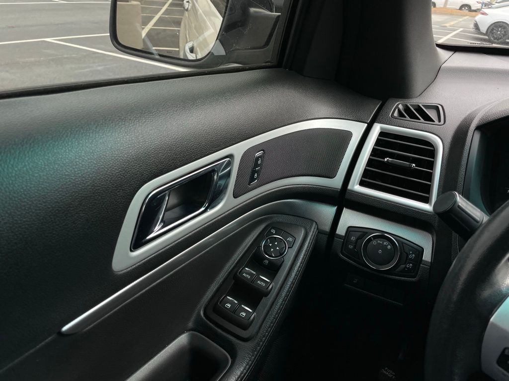 Thumbnail: 2015 Ford Explorer - 21