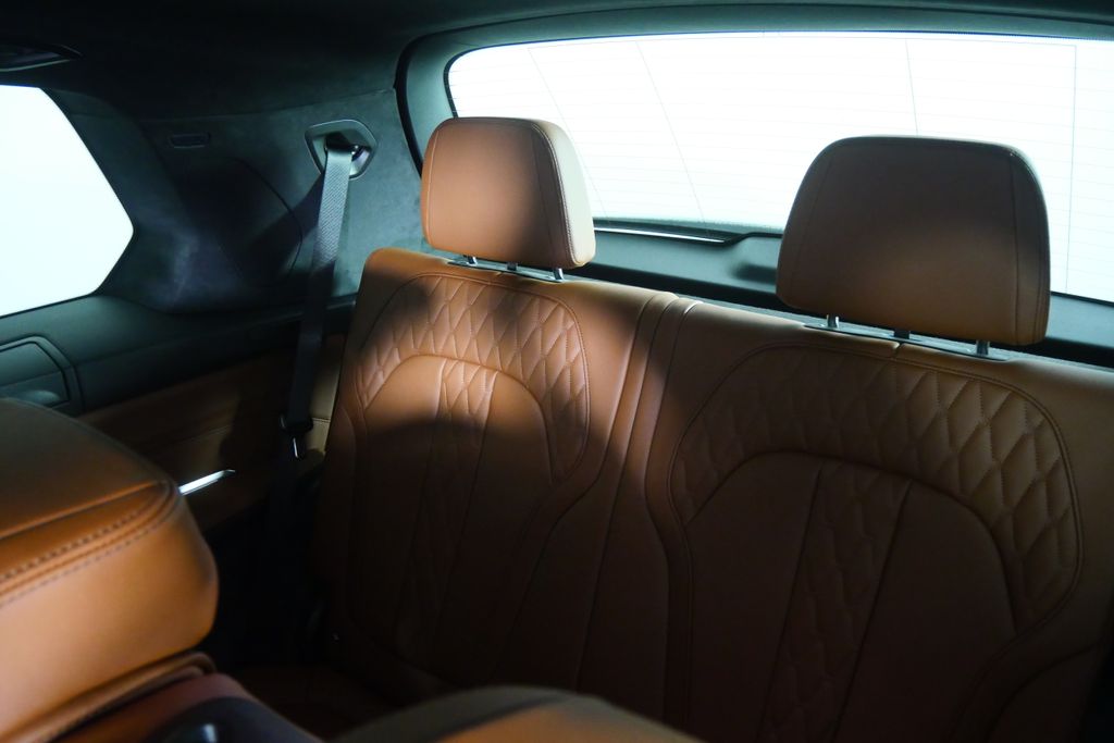 Thumbnail: 2026 BMW X7 - 15