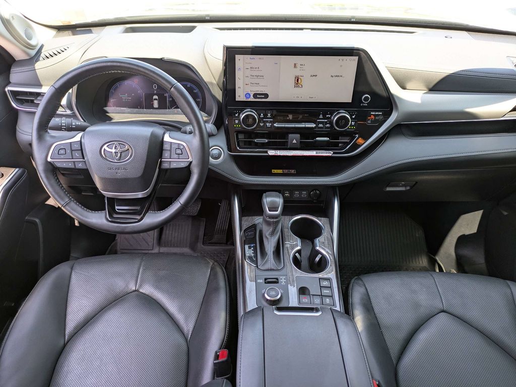 Used 2025 Toyota Highlander SUV