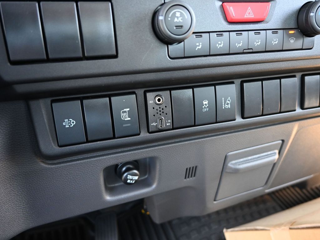 2025 Isuzu NRR 