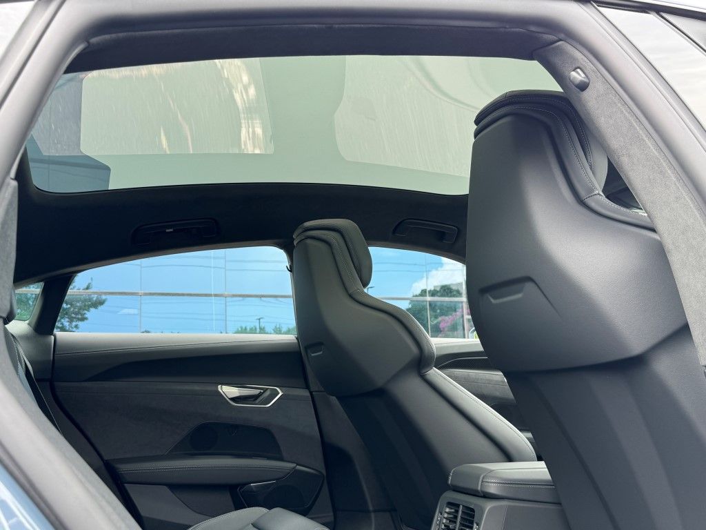 Thumbnail: 2025 Audi e-tron GT - 12