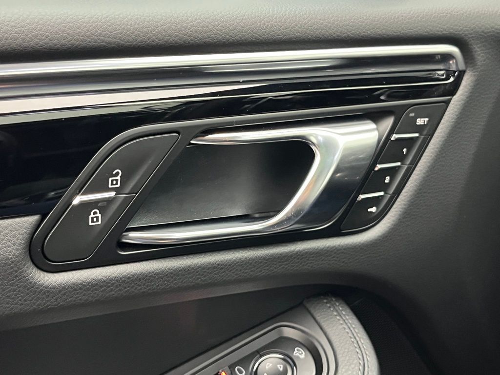 Thumbnail: 2026 Porsche Macan - 21