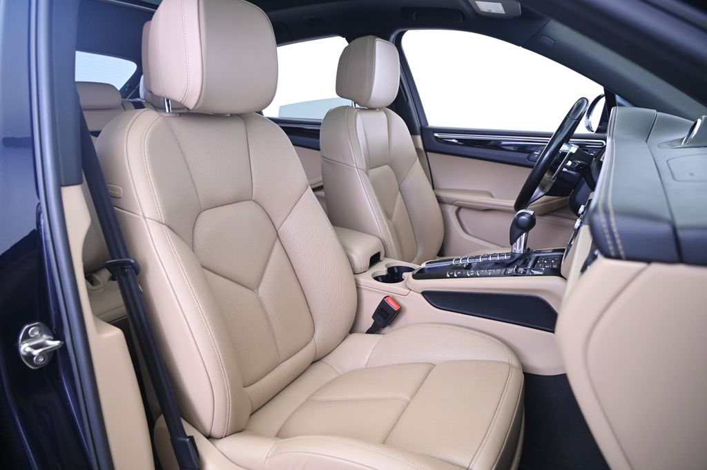 Thumbnail: 2021 Porsche Macan - 28