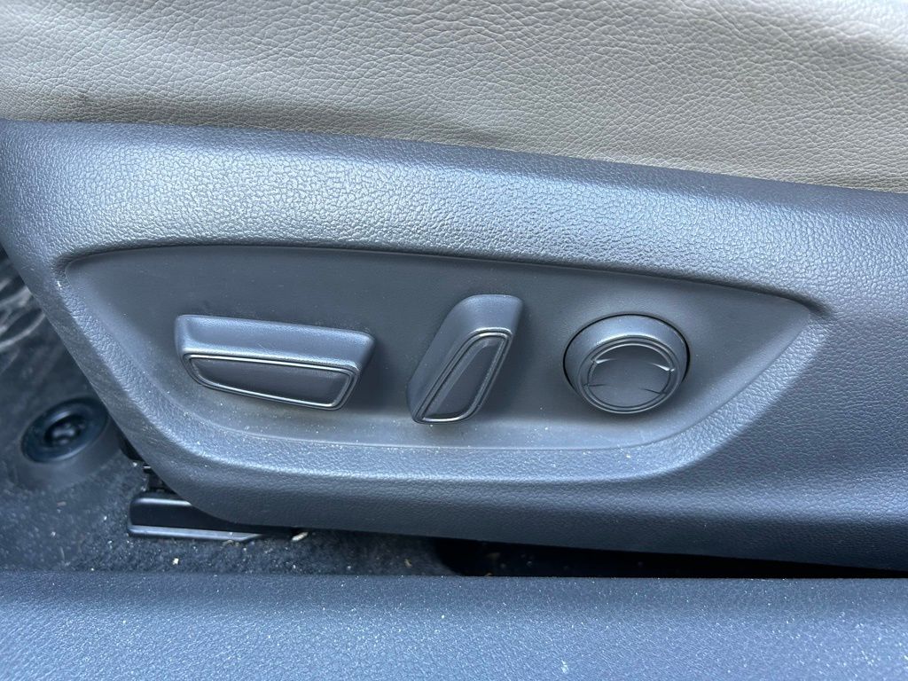 Thumbnail: 2020 Toyota Camry - 16