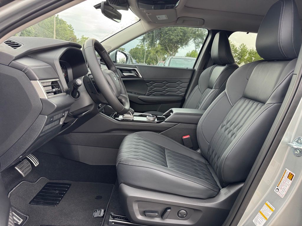 2025 Mitsubishi Outlander SEL photo 9