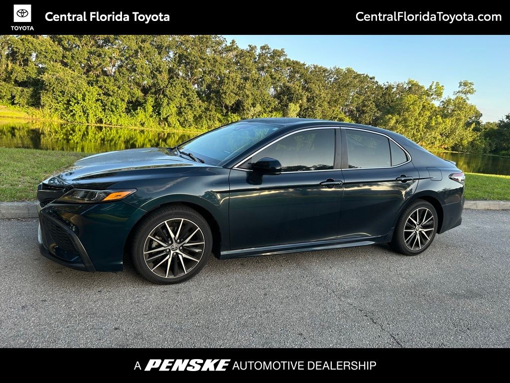 2021 Toyota Camry SE Hero Image