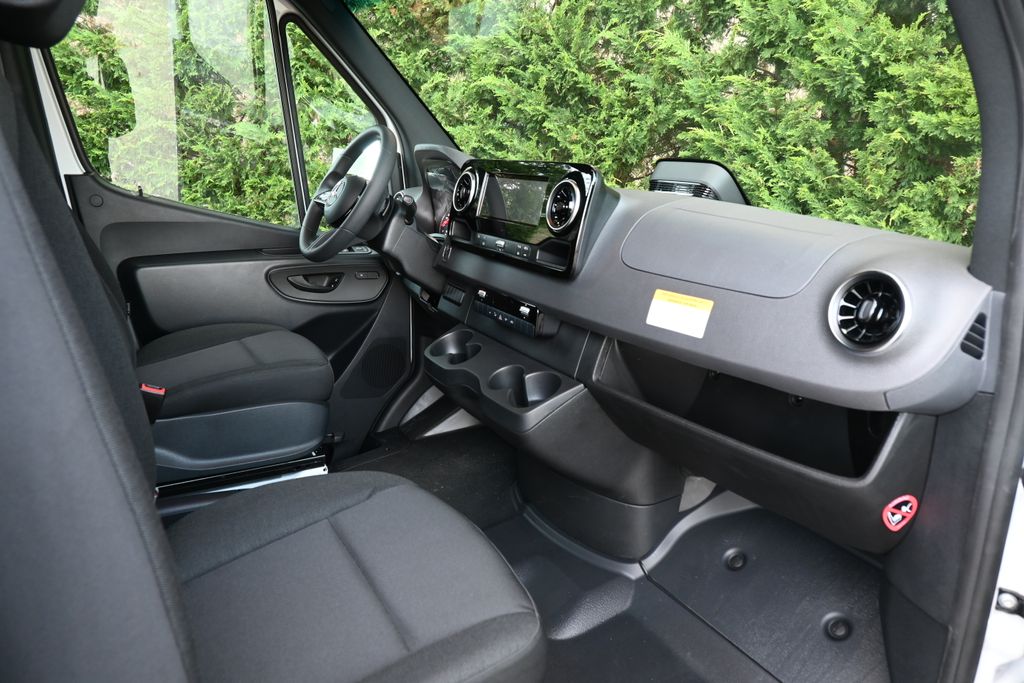 Thumbnail: 2025 Mercedes-Benz Sprinter - 21