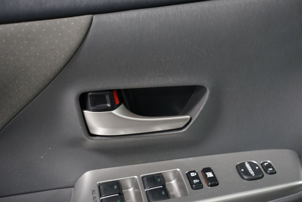 Thumbnail: 2012 Toyota Prius v - 29