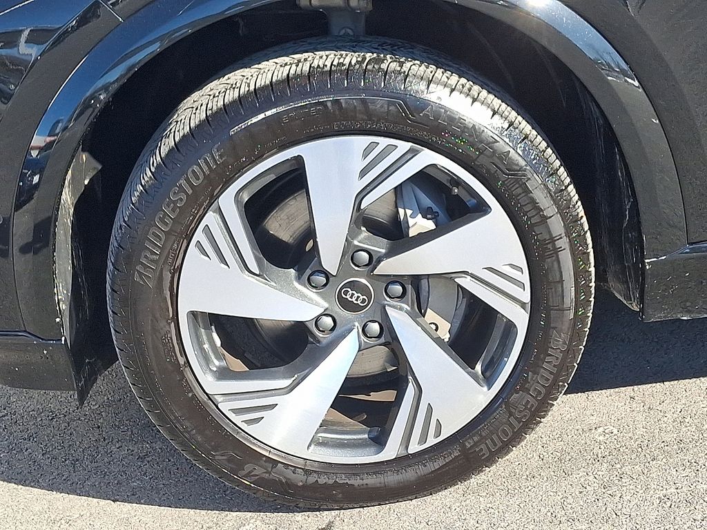 Thumbnail: 2025 Audi Q6 e-tron - 8