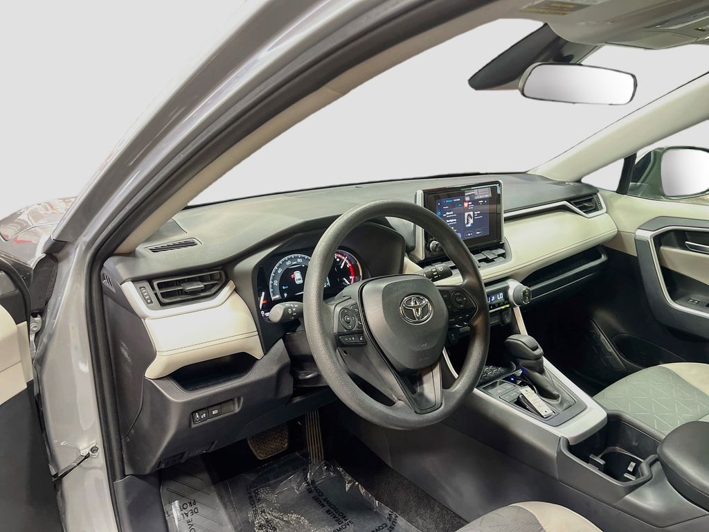 Used 2025 Silver Sky Metallic Toyota XLE image 9
