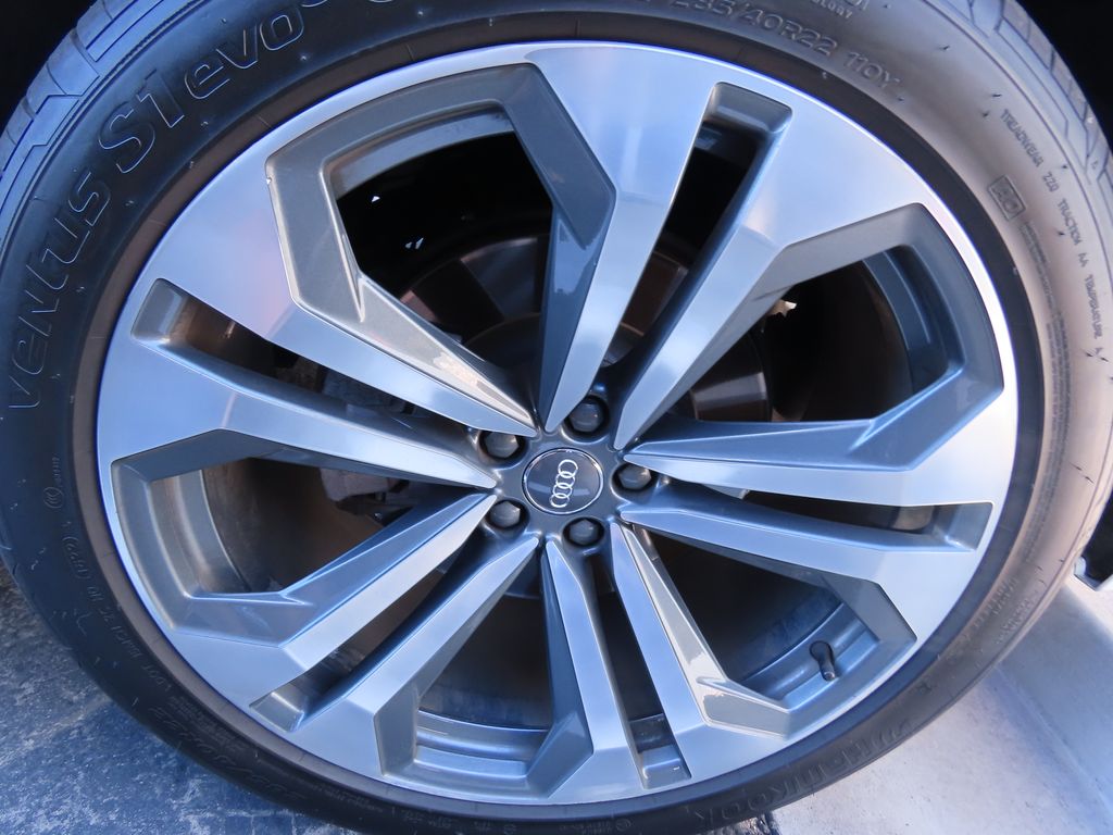 Thumbnail: 2019 Audi Q8 - 16