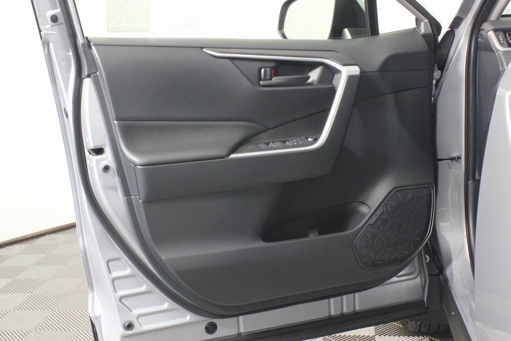 2025 Toyota RAV4 LE 7