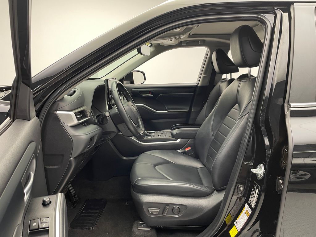 2023 Toyota Highlander XLE 12