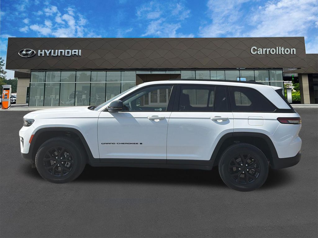 Used 2025 White Jeep Altitude image 8