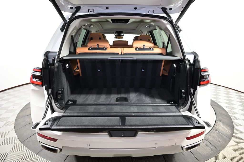 Thumbnail: 2024 BMW X7 - 11