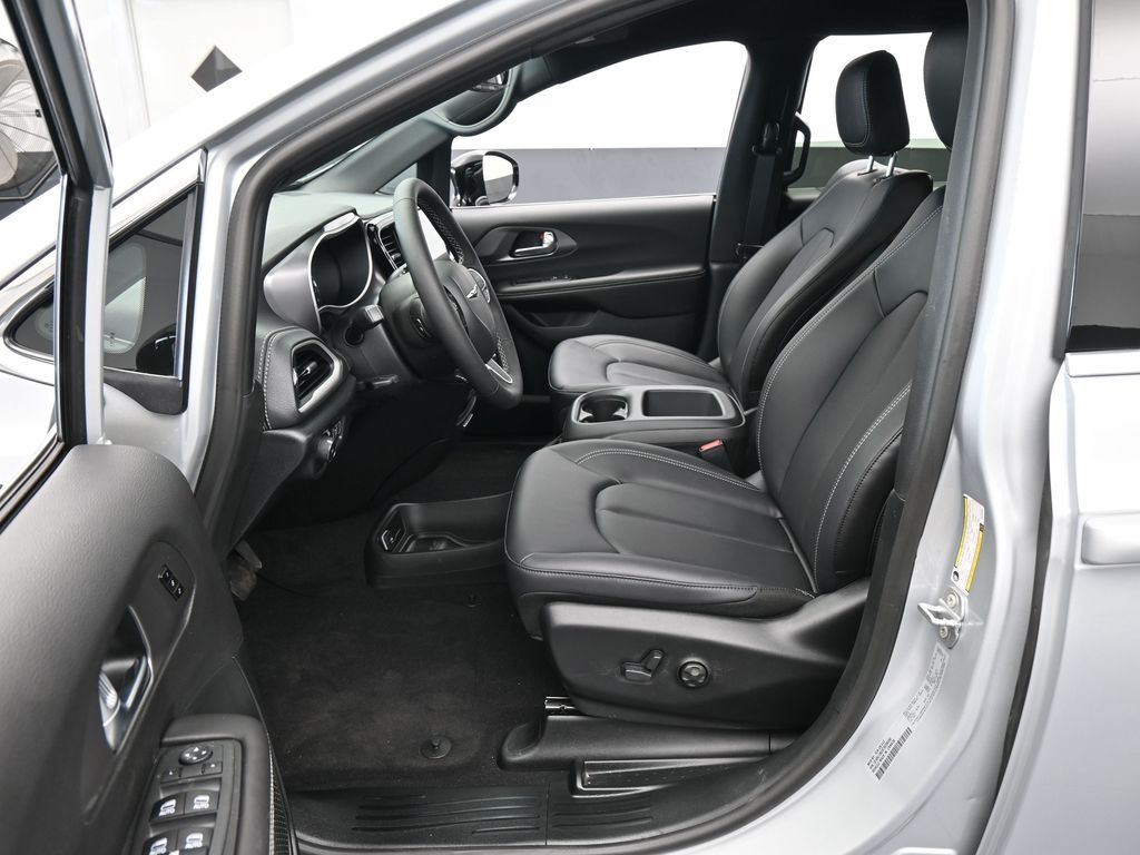 New 2026 Silver Mist Clearcoat Chrysler Select image 11