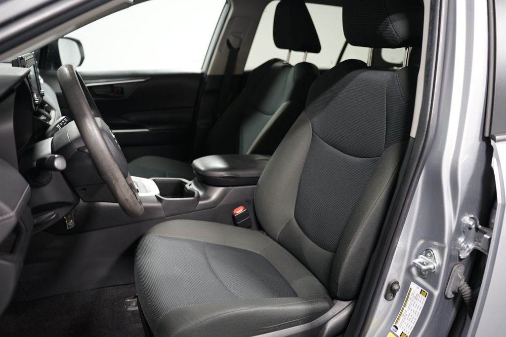 2022 Toyota RAV4 LE 6