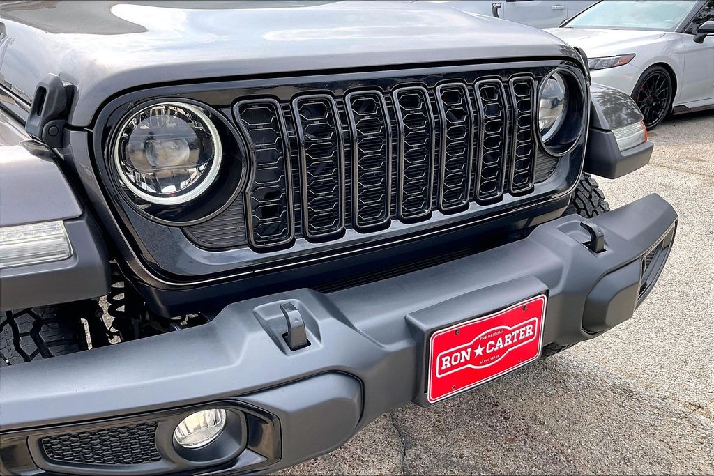 Used 2024 Jeep Gladiator Willys 4D Crew Cab