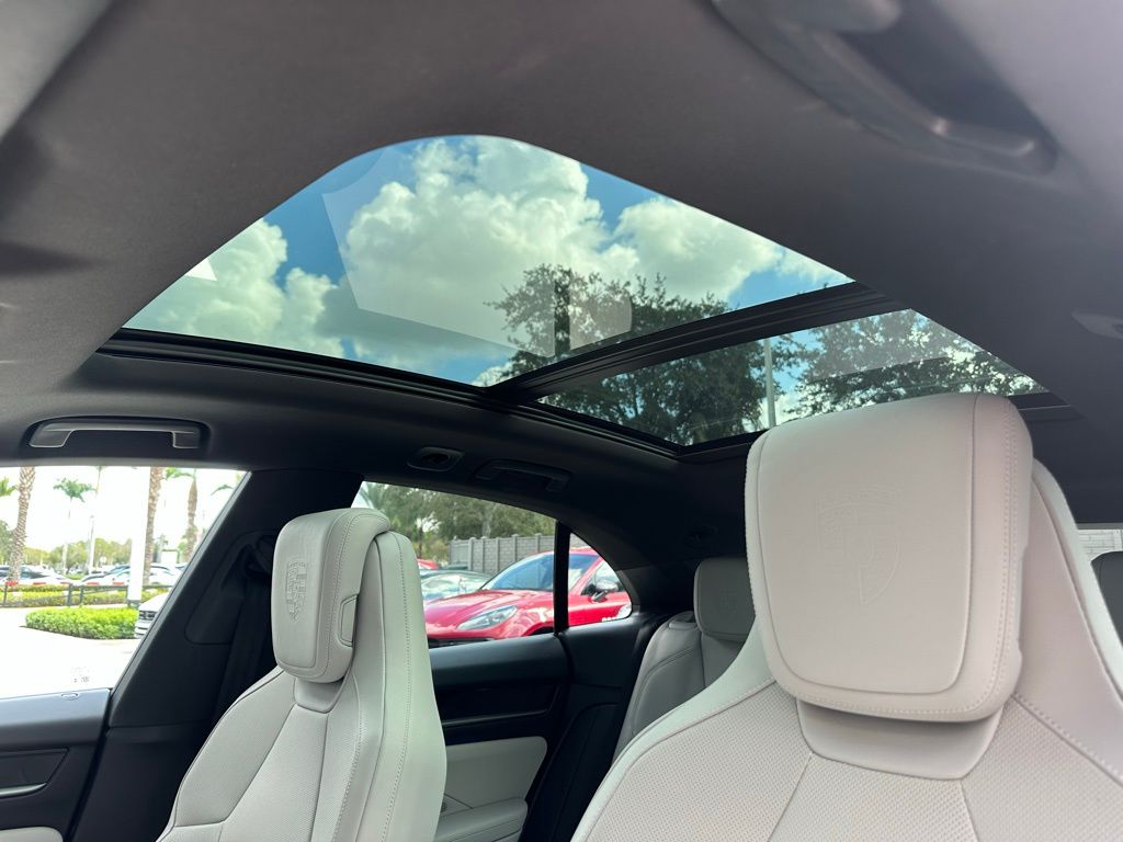 Thumbnail: 2025 Porsche Macan - 23