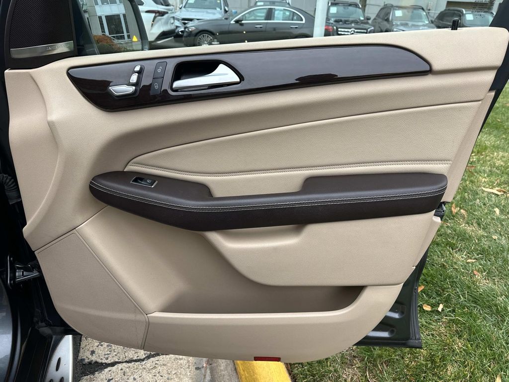 Thumbnail: 2017 Mercedes-Benz GLE - 19