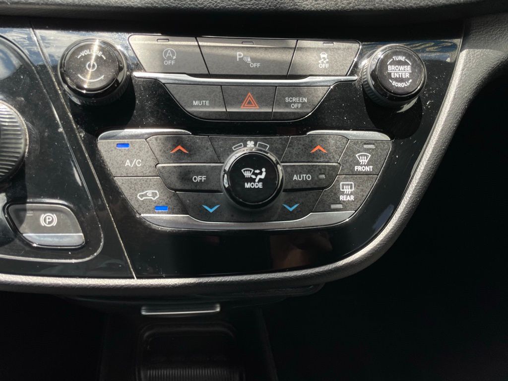 Thumbnail: 2018 Chrysler Pacifica - 18