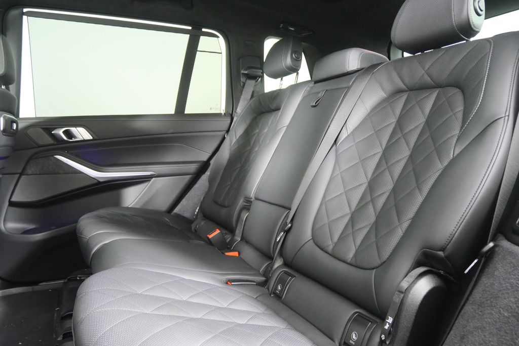 Thumbnail: 2026 BMW X7 - 14