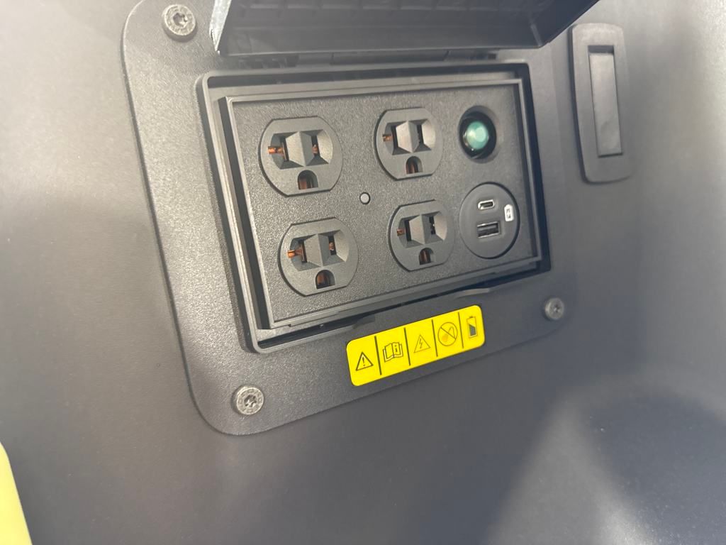 2025 Ford F-150 Lightning Lariat photo 26