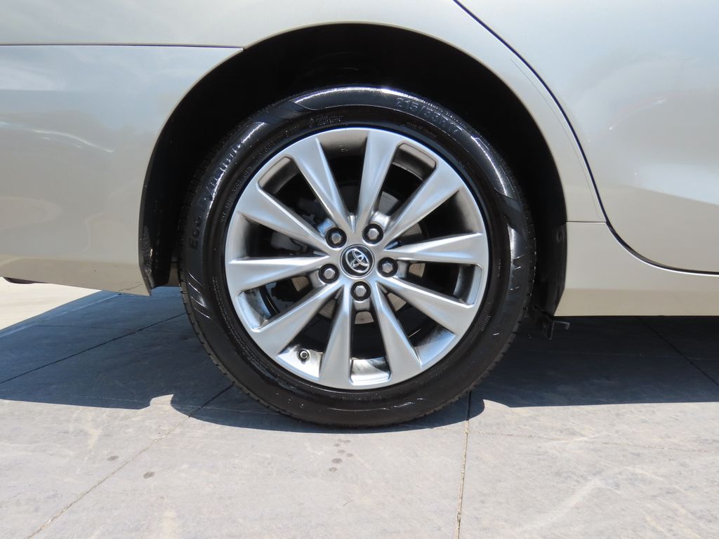 2017 Toyota Camry XLE 30