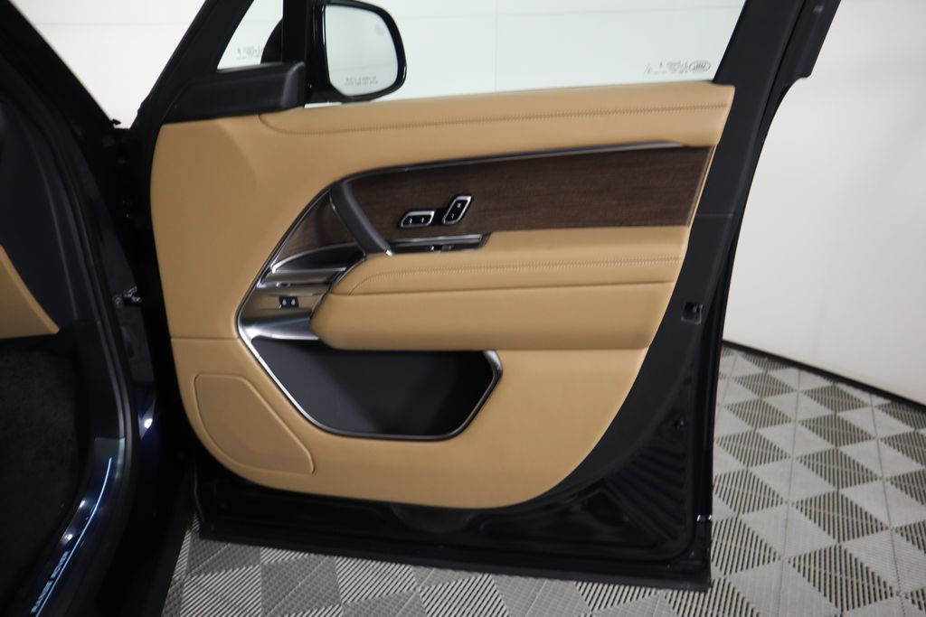 2025 Land Rover Range Rover SE 26