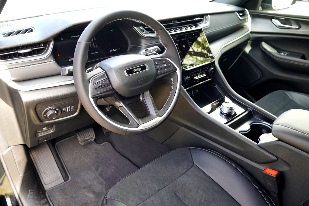 New Car 2025 Jeep Grand Cherokee  Laredo For Sale Under $50,000 In Taylor, Texas