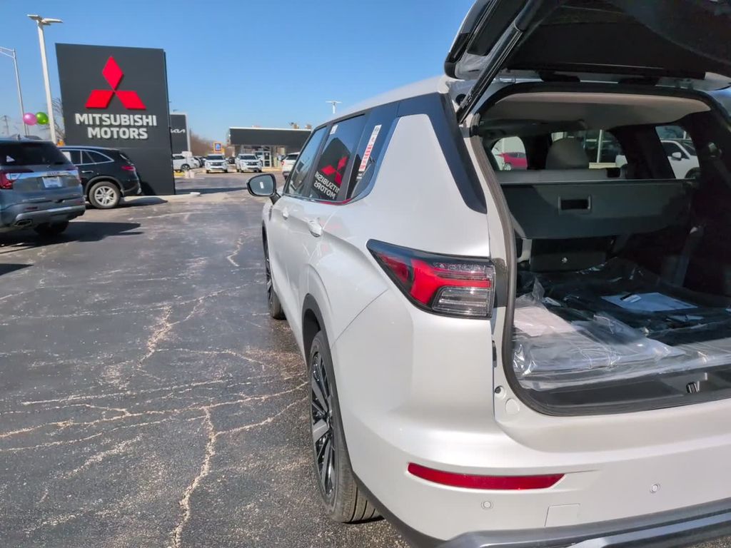 New 2026 White Mitsubishi SE image 11