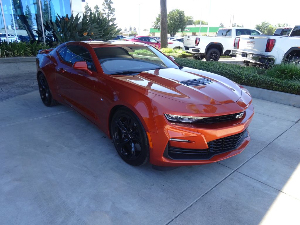 2022 Chevrolet Camaro Naranja (Vivid Orange Metallic) Coupé Tracción trasera Automática