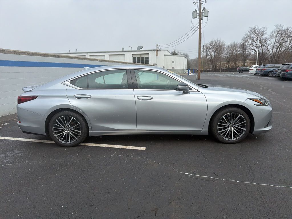 Thumbnail: 2022 Lexus ES - 6