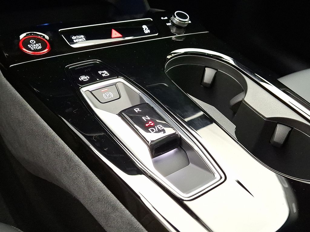 Thumbnail: 2025 Audi S6 - 10