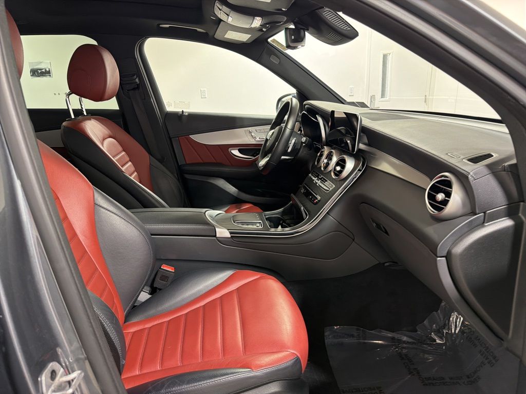 Used 2022  Mercedes-Benz GLC 300 image 25