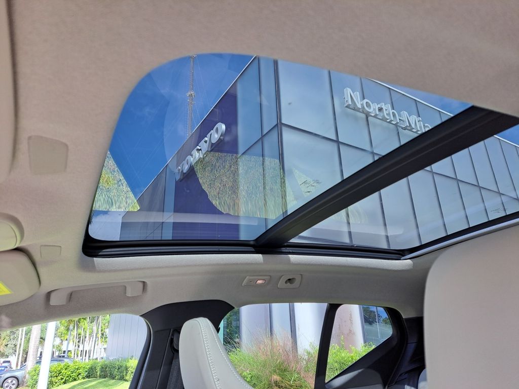 2026 Volvo XC40 Plus - Photo 8